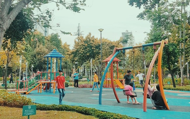 Piknik di Taman Kota Jakarta The Lost Wanderer - Menteng.jpeg