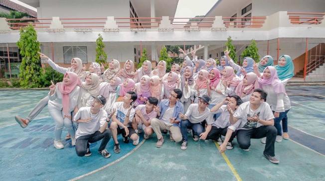 Gaya Unik Foto Buku Tahunan Sekolah